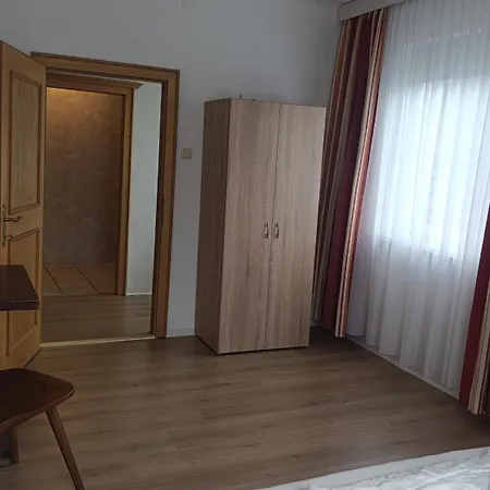 Komfort-apartments & Gaestezimmer Alloggio in famiglia Oberlungitz